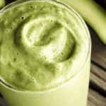 Disfruta de un batido refrescante y cremoso que combina aguacate y plátano, perfecto para cualquier momento del día.