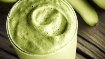 Disfruta de un batido refrescante y cremoso que combina aguacate y plátano, perfecto para cualquier momento del día.