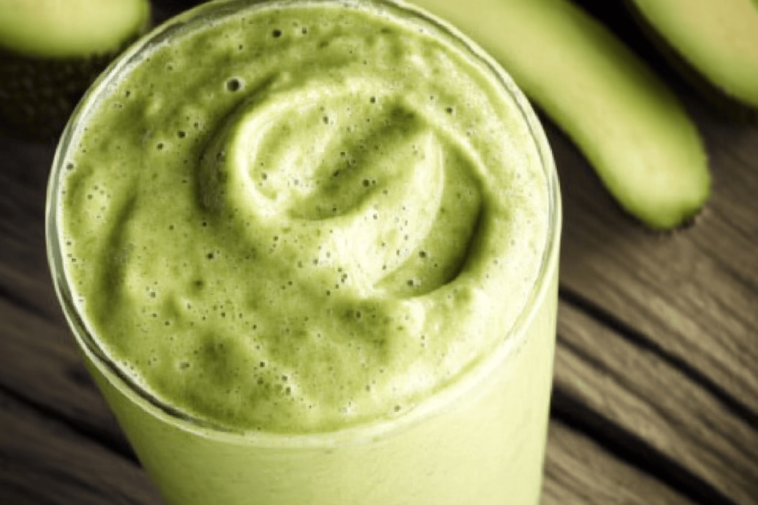 Disfruta de un batido refrescante y cremoso que combina aguacate y plátano, perfecto para cualquier momento del día.