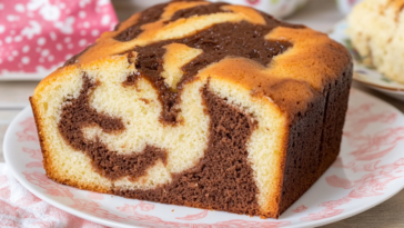 Un bizcocho marmolado es perfecto para cualquier ocasión y combina sabores de vainilla y chocolate que encantan a todos.