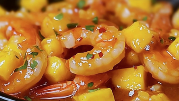 Disfruta de esta deliciosa receta de camarones con un toque dulce y picante de mango.