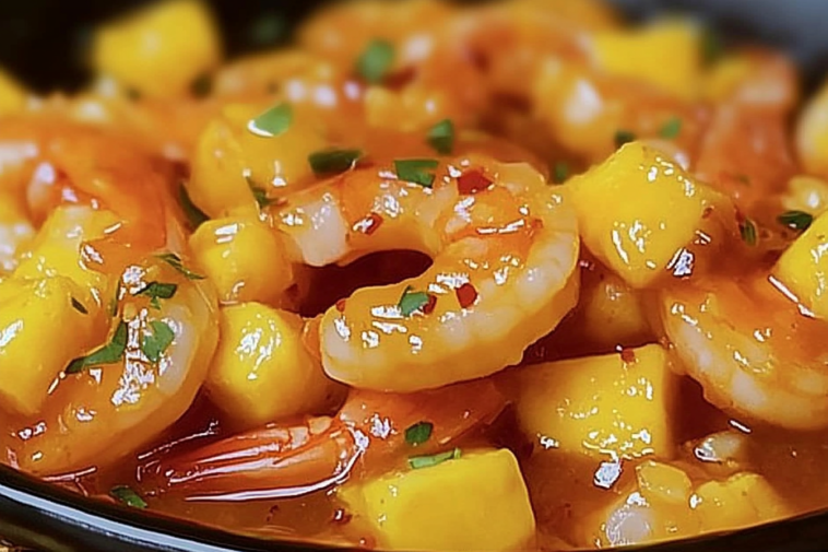 Disfruta de esta deliciosa receta de camarones con un toque dulce y picante de mango.