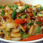 El Chop Suey Chino es una deliciosa combinación de pollo y verduras salteadas, ideal para cualquier ocasión.