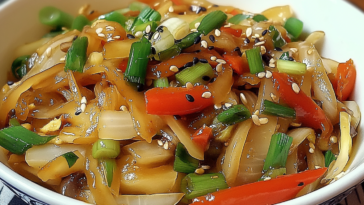 El Chop Suey Chino es una deliciosa combinación de pollo y verduras salteadas, ideal para cualquier ocasión.