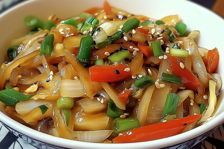 El Chop Suey Chino es una deliciosa combinación de pollo y verduras salteadas, ideal para cualquier ocasión.