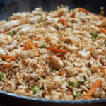 El arroz chino es un platillo delicioso y versátil que puedes personalizar a tu gusto fácilmente.