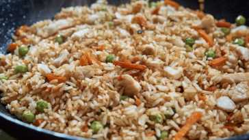 El arroz chino es un platillo delicioso y versátil que puedes personalizar a tu gusto fácilmente.