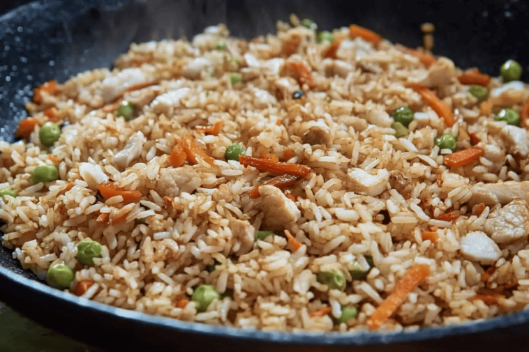 El arroz chino es un platillo delicioso y versátil que puedes personalizar a tu gusto fácilmente.