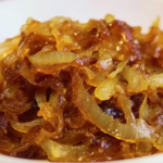 Las cebollas caramelizadas son la clave para realzar cualquier platillo con su dulzura y sabor profundo.