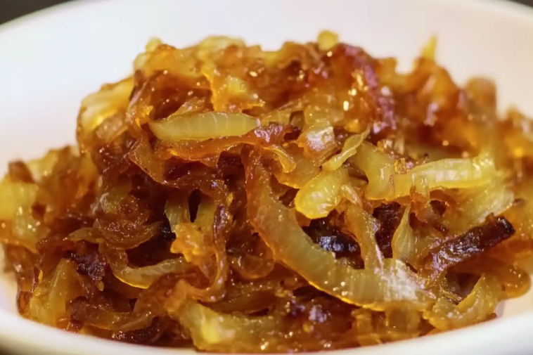 Las cebollas caramelizadas son la clave para realzar cualquier platillo con su dulzura y sabor profundo.