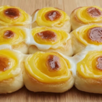 Disfruta de unas deliciosas facturas con crema, perfectas para compartir en cualquier ocasión.