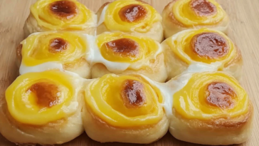 Disfruta de unas deliciosas facturas con crema, perfectas para compartir en cualquier ocasión.