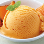 Este helado de durazno es la delicia perfecta para los días calurosos de verano.