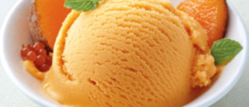 Este helado de durazno es la delicia perfecta para los días calurosos de verano.