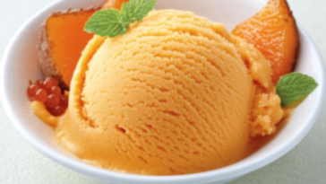 Este helado de durazno es la delicia perfecta para los días calurosos de verano.