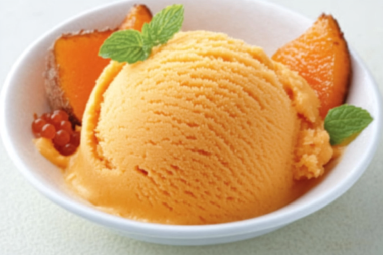Este helado de durazno es la delicia perfecta para los días calurosos de verano.