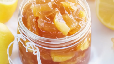 Descubre cómo hacer una deliciosa mermelada de limón casera con ingredientes simples y un sabor irresistible.