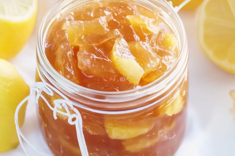 Descubre cómo hacer una deliciosa mermelada de limón casera con ingredientes simples y un sabor irresistible.