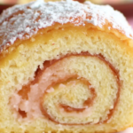 Descubre la deliciosa suavidad de un pastel de rollo suizo, perfecto para cualquier ocasión especial.
