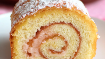 Descubre la deliciosa suavidad de un pastel de rollo suizo, perfecto para cualquier ocasión especial.