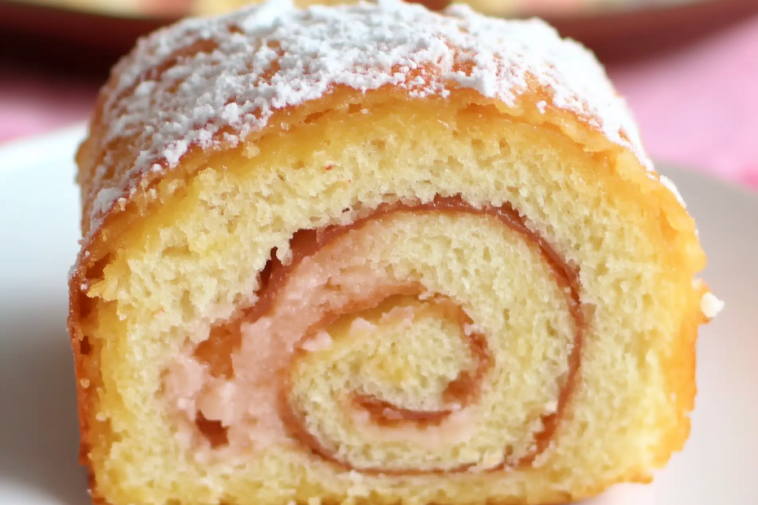 Descubre la deliciosa suavidad de un pastel de rollo suizo, perfecto para cualquier ocasión especial.