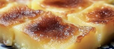 Deléitate con este pastel de yuca cremoso y crujiente, un postre que encantará a todos.