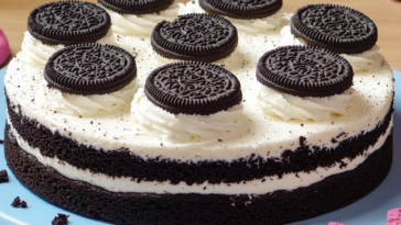 Deléitate con este delicioso pastel frío de Oreo, perfecto para cualquier ocasión especial.