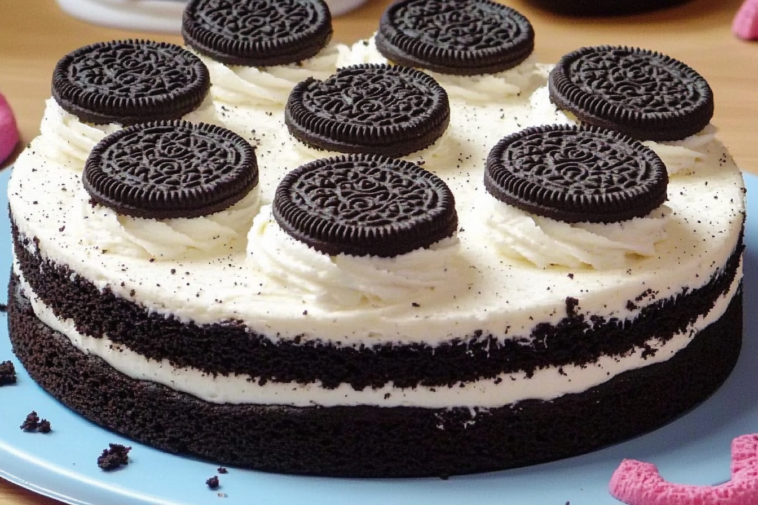 Deléitate con este delicioso pastel frío de Oreo, perfecto para cualquier ocasión especial.