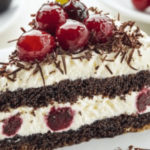Disfruta de un clásico dulce alemán, la Tarta Selva Negra, perfecta para cualquier ocasión.