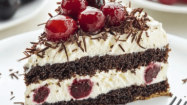 Disfruta de un clásico dulce alemán, la Tarta Selva Negra, perfecta para cualquier ocasión.