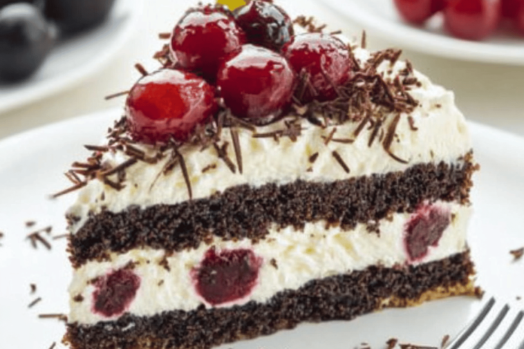 Disfruta de un clásico dulce alemán, la Tarta Selva Negra, perfecta para cualquier ocasión.