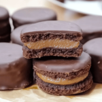 Deliciosos alfajores de chocolate que derretirán en tu boca, ideales para cualquier ocasión.
