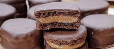 Deliciosos alfajores de chocolate que derretirán en tu boca, ideales para cualquier ocasión.