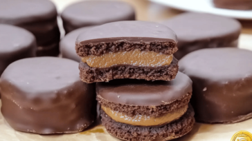 Deliciosos alfajores de chocolate que derretirán en tu boca, ideales para cualquier ocasión.