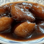 El arrope es un delicioso postre tradicional que combina la dulzura de las frutas con un toque de canela.