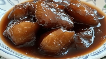 El arrope es un delicioso postre tradicional que combina la dulzura de las frutas con un toque de canela.