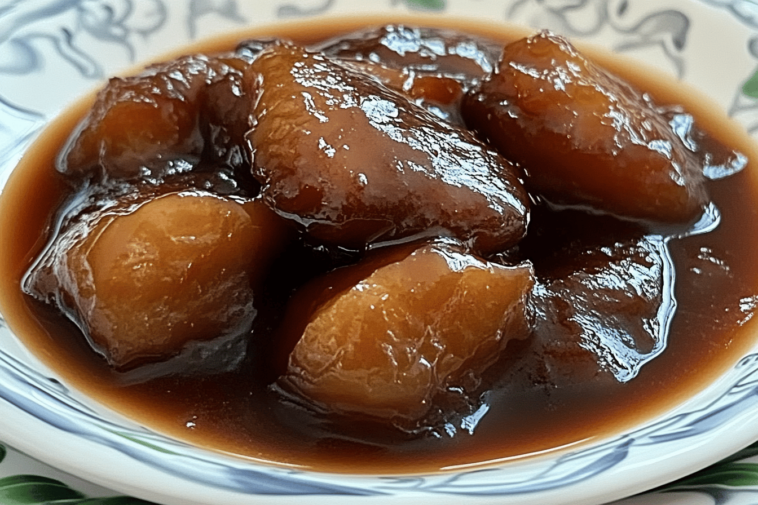 El arrope es un delicioso postre tradicional que combina la dulzura de las frutas con un toque de canela.