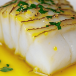 El bacalao al pil pil es un plato tradicional del País Vasco, delicioso y fácil de preparar.