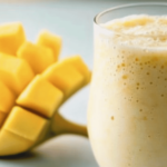 Refrescante y nutritivo, este batido de piña y banana es perfecto para cualquier momento del día.