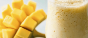 Refrescante y nutritivo, este batido de piña y banana es perfecto para cualquier momento del día.