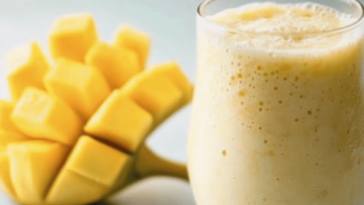 Refrescante y nutritivo, este batido de piña y banana es perfecto para cualquier momento del día.