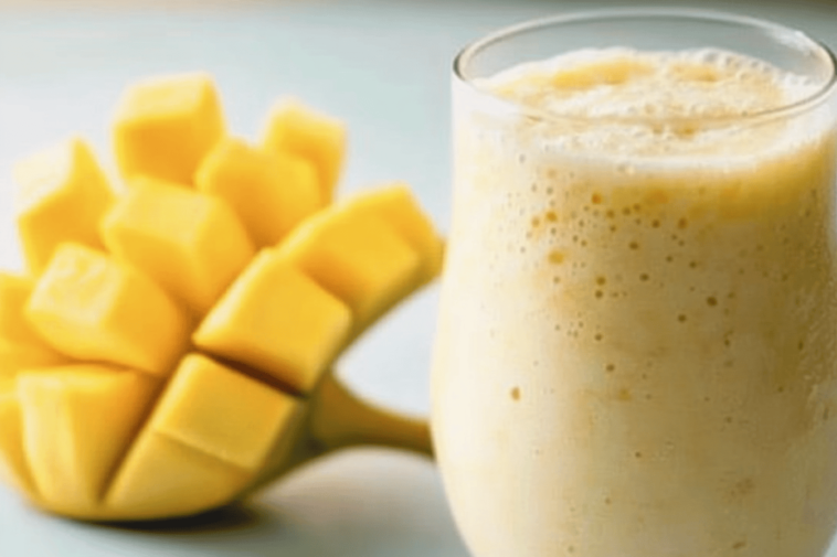 Refrescante y nutritivo, este batido de piña y banana es perfecto para cualquier momento del día.