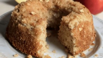 Delicioso y saludable, este bizcocho de avena y manzana es perfecto para disfrutar en cualquier momento.