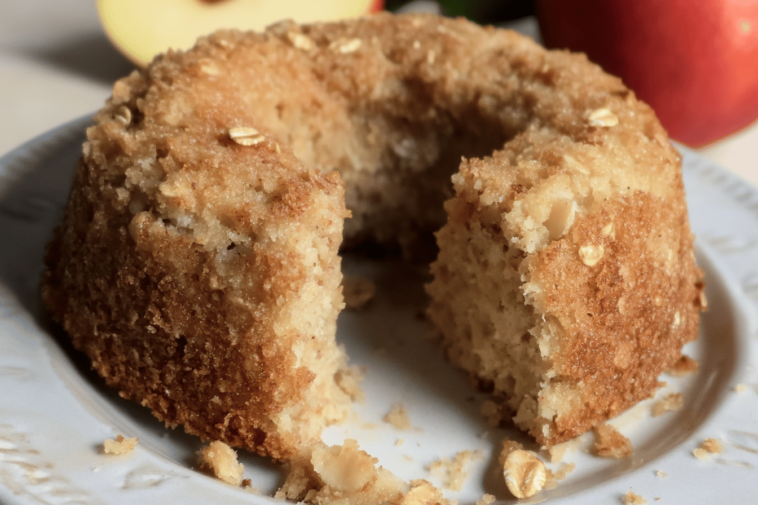Delicioso y saludable, este bizcocho de avena y manzana es perfecto para disfrutar en cualquier momento.