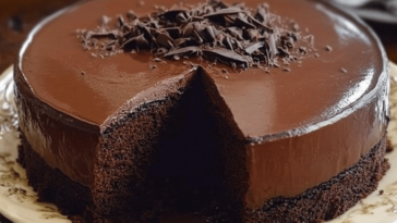 Este delicioso bizcocho de chocolate es perfecto para cualquier ocasión y muy fácil de preparar.