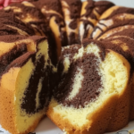 Disfruta de un bizcocho marmolado jugoso que encantará a toda la familia con su sabor a chocolate y vainilla.