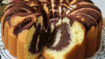 Disfruta de un bizcocho marmolado jugoso que encantará a toda la familia con su sabor a chocolate y vainilla.