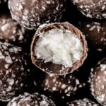 Deléitate con estas bolitas de coco y chocolate, perfectas para cualquier momento dulce.