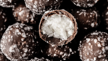 Deléitate con estas bolitas de coco y chocolate, perfectas para cualquier momento dulce.