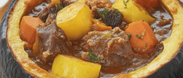 La carbonada criolla es un guiso tradicional lleno de sabor y color, ideal para compartir en familia.